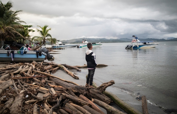 Un niño migrante observa el mar, en Necoclí, Colombia, el sábado 7 de octubre de 2023. Desde esta zona miles de migrantes, en su mayoría venezolanos, parten para cruzar la peligrosa jungla del Darién con rumbo hacia Estados Unidos.