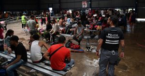 Migrantes de Venezuela aguardan un transporte para seguir en su viaje hacia Nicaragua y posteriormente hacia Estados Unidos, en el Centro de Atención Temporal de Migrantes, en Paso Canoas, Costa Rica, el lunes 16 de octubre de 2023.