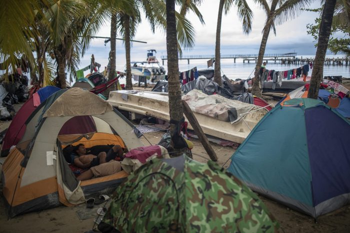 Migrantes descansan en un campamento en la playa en Necoclí, Colombia, el sábado 7 de octubre de 2023.