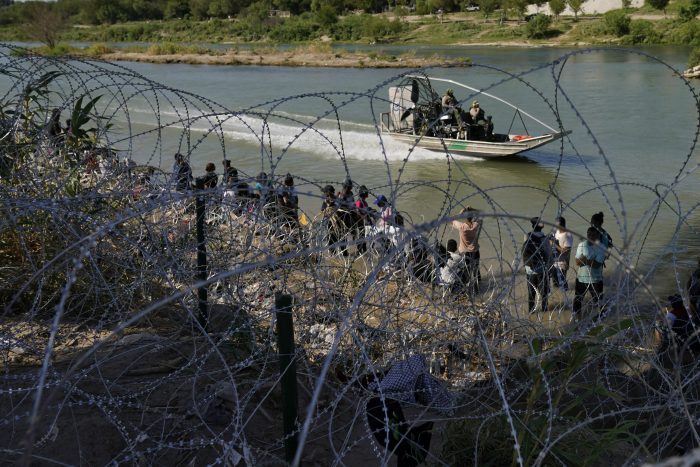 Migrantes que cruzaron a Estados Unidos de México a lo largo de la orilla del Río Bravo (Grande), el jueves 21 de septiembre de 2023, en Eagle Pass, Texas.