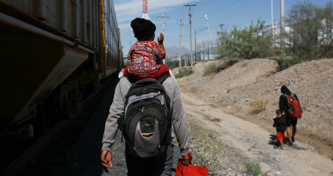 Migrantes caminan junto a un vagón de tren en Ciudad Juárez, México, el jueves 28 de septiembre de 2023. Foto: Christian Chávez, AP