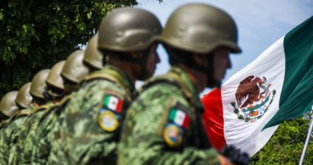 Militares con la Bandera de México.