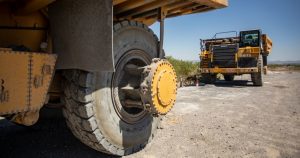 Mineros sindicalizados, desayunan e instalan sombras para protegerse del sol, durante su guardia en la huelga laboral, que cumple 48 horas, en las instalaciones de la empresa Newmont, Peñasquito. Aproximadamente dos mil trabajadores sindicalizados adscritos a la sección 304 del Sindicato Nacional de Trabajadores Mineros Metalúrgicos y Similares de la República Mexicana, liderado por el senador Napoleón Gómez Urrutia; mantienen guardias permanentes en por lo menos 12 puertas, durante tres turnos. Los líderes sindicales informaron que la empresa estadounidense, quien se encuentra en el primer lugar de producción de oro en America Latina; a violado reiteradamente durante varios años el Contrato Colectivo de Trabajo. Entre las violaciones principales se encuentran: resolución de varios problemas de seguridad en las instalaciones, trasparencia en la entrega de utilidades y el rechazo de la empresa a cubrir plazas vacantes. Hasta el momento la minera no ha realizado una propuesta para levantar la huelga de los trabajadores, por lo que las instalaciones se encuentran totalmente paradas, solo se mantiene trabajando la parte administrativa y de seguridad, quienes son trabajadores por contrato. En la instalaciones de la mina se puede apreciar una soledad y silencio después de que tanto los molinos, como los cientos de camiones gigantes de trasporte de material, se encuentran apagados y estacionados en el interior. Foto: Adolfo Vladimir, Cuartoscuro