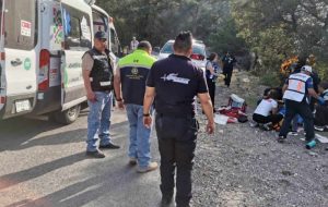 La Coordinación Estatal de Protección Civil (CEPC) y cuerpos de emergencia, apoyan en las labores de rescate del cuerpo de uno de los pilotos de la Carrera Panamericana 2023 que falleció durante el recorrido a la altura de Armadillo de los Infante.