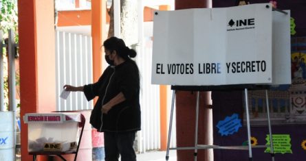 Una mujer vota en una casilla de la Ciudad de México.