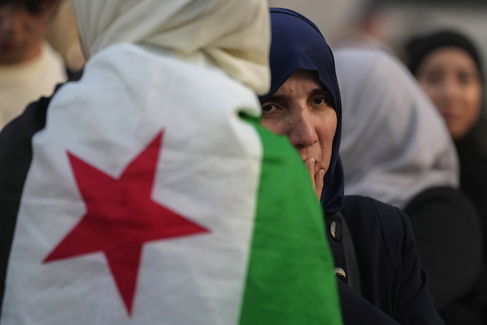 Mujeres reunidas para protestar contra los ataques aéreos israelíes sobre Gaza, en la Puerta del Sol de Madrid, España, el lunes 9 de octubre de 2023.