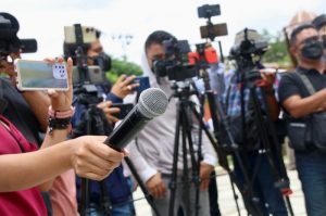 Oaxaca, Oaxaca. 10 de julio de 2023. Periodistas oaxaqueños se manifestaron en la capital del Estado, para exigir justicia para Luis Martín Sánchez Iñiguez, corresponsal del periódico "La Jornada" en Nayarit, asesinado el 8 de julio. Los comunicadores pidieron alto a la violencia que incrementa día a día en el país hacia los trabajadores de los medios de comunicación 