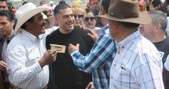 Habitantes del pueblo de San Nicolás Totolapan en la Magdalena Contreras reciben a Omar García Harfuch en el Lienzo Charro de la localidad. Foto: Daniel Augusto, Cuartoscuro