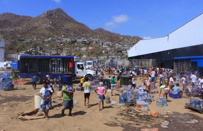 Vecinos de las colonias de la periferia de Acapulco buscan con desesperación agua, jugos y refrescos en una planta, luego del desabasto provocado por los dañados causados por el huracán "Otis" de categoría 5.