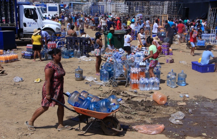 Vecinos de las colonias de la periferia de Acapulco, buscan con desesperación agua, jugos y refrescos en una planta, luego del desabasto provocado por los dañados casados por el huracán "Otis".