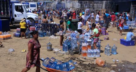 Vecinos de las colonias de la periferia de Acapulco buscan con desesperación agua, jugos y refrescos en una planta, luego del desabasto provocado por los dañados causados por el huracán "Otis" de categoría 5.