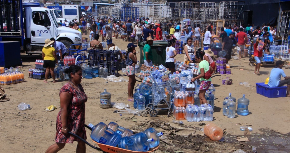 Vecinos de las colonias de la periferia de Acapulco buscan con desesperación agua, jugos y refrescos en una planta, luego del desabasto provocado por los dañados causados por el huracán "Otis" de categoría 5.