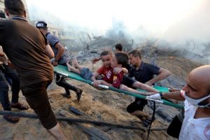 Palestinos evacúan a dos niños heridos de la destrucción tras ataques aéreos israelíes en Ciudad de Gaza, el miércoles 25 de octubre de 2023.