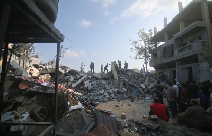 Falta de agua agrava miseria en Gaza; Israel continúa ataques aéreos.