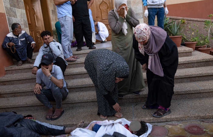 Palestinos llorando a familiares muertos en bombardeos israelíes en la Franja de Gaza, en una morgue en Khan Younis, el martes 17 de octubre de 2023.