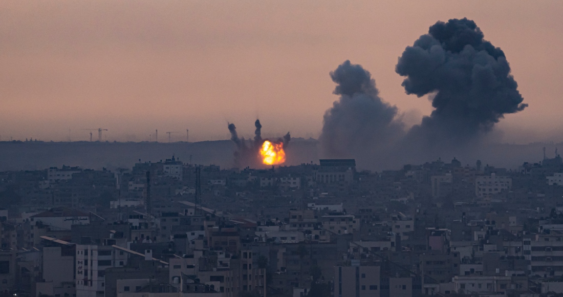 El humo se eleva después de un ataque aéreo israelí en la Franja de Gaza el lunes 9 de octubre de 2023. Foto: Fatima Shbair, AP