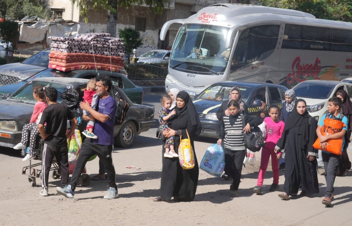 Palestinos huyen hacia el sur de la Franja de Gaza el viernes 13 de octubre de 2023, luego de que el ejército israelí emitiera una orden de desalojo para más de 1 millón de habitantes en el norte de Gaza y en la Ciudad de Gaza. 