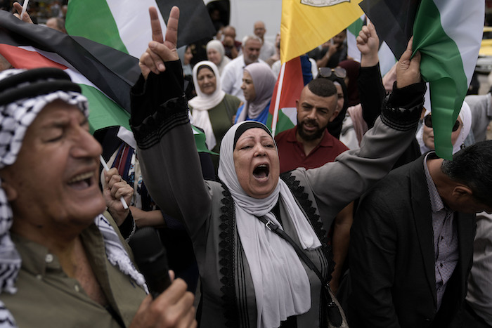 Palestinos asisten a una marcha en apoyo de Hamás en la Franja de Gaza, en la ciudad de Nablus, Cisjordania, el lunes 9 de octubre de 2023.