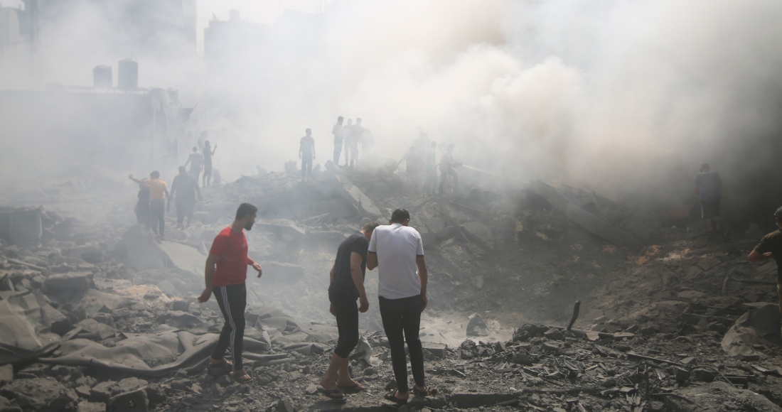 Palestinos buscan sobrevivientes luego de un ataque aéreo israelí, el jueves 12 de octubre de 2023, en el campamento de refugiados de Rafah, en el sur de la Franja de Gaza.