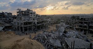 Palestinos caminan entre los escombros de edificios destruidos en el vecindario Shijaiyah, el 12 de octubre de 2014, en la Ciudad de Gaza, en el norte de la Franja de Gaza.