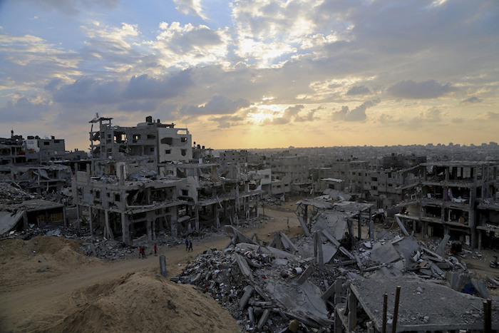 Palestinos caminan entre los escombros de edificios destruidos en el vecindario Shijaiyah, el 12 de octubre de 2014, en la Ciudad de Gaza, en el norte de la Franja de Gaza.