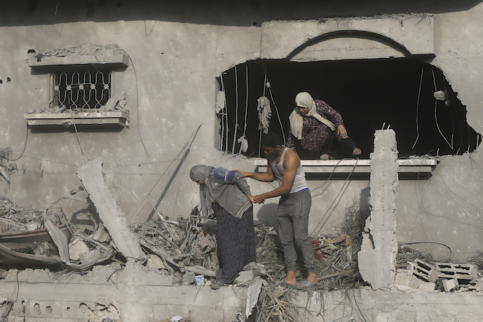 Palestinos evacúan un edificio dañado en un bombardeo israelí en Rafah, el domingo 22 de octubre de 2023, en la Franja de Gaza.