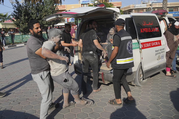 Palestinos heridos por ataques aéreos israelíes en la Franja de Gaza son trasladados al hospital al-Aqsa de la ciudad de Deir el-Balah, en la Franja de Gaza, el sábado 14 de octubre de 2023.