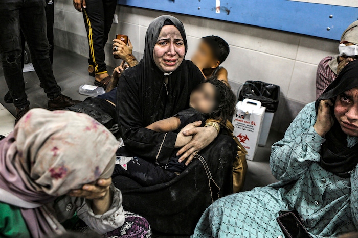 Palestinos heridos por un ataque contra el hospital Ahli Arab sentados en el piso del hospital Al Shifa, en Gaza, Franja de Gaza, el martes 17 de octubre de 2023.