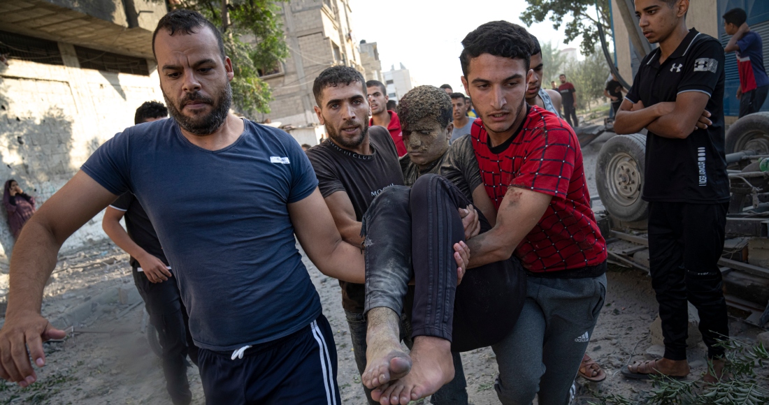 Palestinos llevan a un herido en un ataque aéreo israelí en Khan Younis, en la Franja de Gaza, el lunes 16 de octubre de 2023.