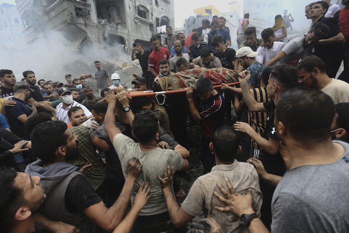 Palestinos retiran un cuerpo de entre los escombros de un edificio tras un ataque aéreo israelí al campo de refugiados Jebaliya, en la Franja de Gaza, el 9 de octubre de 2023.