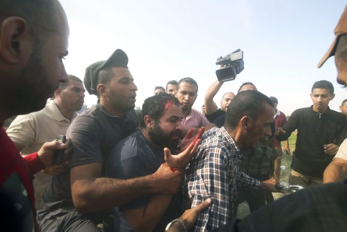 Palestinos transportan a un civil israelí capturado en el Kibbutz Kfar Azza a la Franja de Gaza, sábado 7 de octubre de 2023.