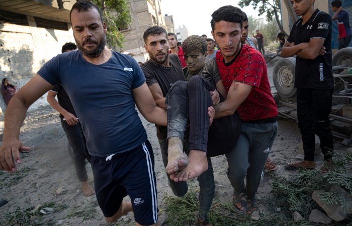 Palestinos llevan a un herido en un ataque aéreo israelí en Khan Younis, en la Franja de Gaza, el lunes 16 de octubre de 2023. 