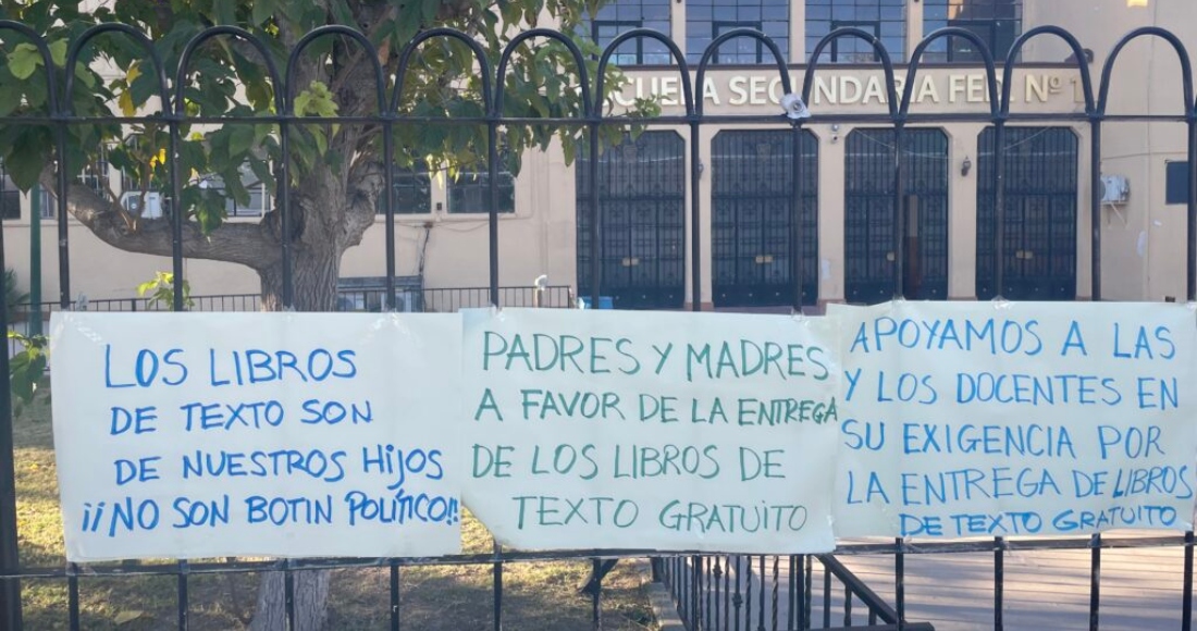 Mensajes de apoyo al paro de docentes colocados en la cerca de la Secundaria Federal Número 1.