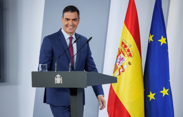 El Presidente del Gobierno en funciones, Pedro Sánchez, a su llegada a una rueda de prensa tras reunirse con el rey Felipe VI, en el Complejo de la Moncloa, a 3 de octubre de 2023, en Madrid (España). El Scretario general del PSOE y Presidente del Gobierno en funciones, Pedro Sánchez, se ha postulado hoy ante el rey como candidato para lograr los apoyos parlamentarios en la nueva ronda de contacto tras la investidura fallida del líder del PP, Alberto Núñez Feijóo, quien ha sido recibido también en audiencia hoy por Felipe VI. Al término de las entrevistas, que comenzaron ayer 2 de octubre, con UPN, CC, PNV, Sumar y Vox, el jefe del Estado debe decidir si nombra a Sánchez como aspirante a formar Gobierno después de que el líder del PP fracasara en su intento la semana pasada.