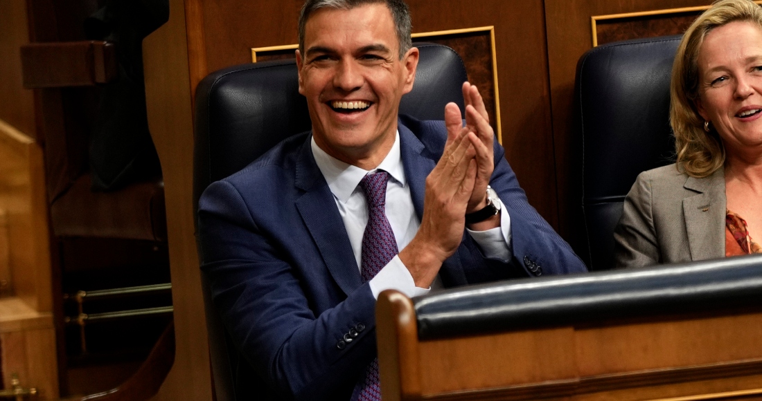 El Presidente del Gobierno español, Pedro Sánchez, aplaude en la Cámara Baja del Parlamento español en Madrid, España, el viernes 29 de septiembre de 2023.