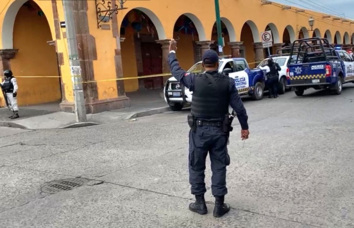 Al lugar llegaron elementos de la policía y paramédicos, quienes identificaron al Regidor y lo trasladaron de urgencia para su atención médica.