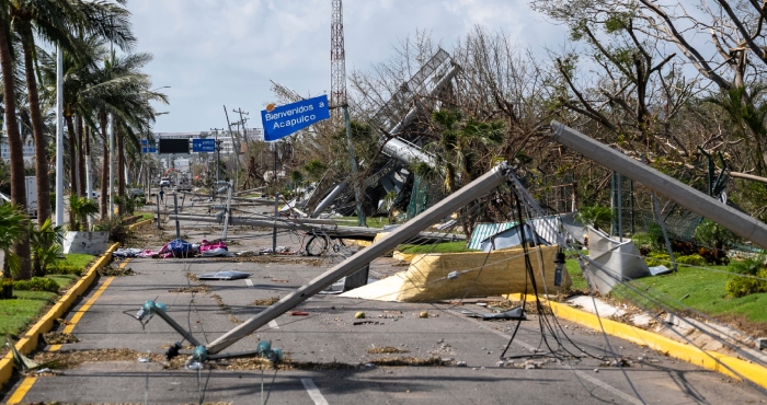 Postes y líneas de electricidad caídos bloquean una carretera, dos días después del paso del devastador huracán “Otis”, de categoría 5, en Acapulco, México, el viernes 27 de octubre de 2023.