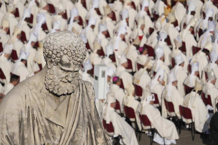 Prelados atienden a una misa presidida por el Papa Francisco al inicio de la XVI Asamblea General del Sínodo de Obispos, en la Plaza de San Pedro, en el Vaticano, el 4 de octubre de 2023.