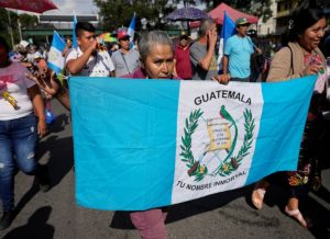 Vendedores del mercado marchan hacia el centro durante una huelga nacional en la ciudad de Guatemala, el lunes 9 de octubre de 2023.