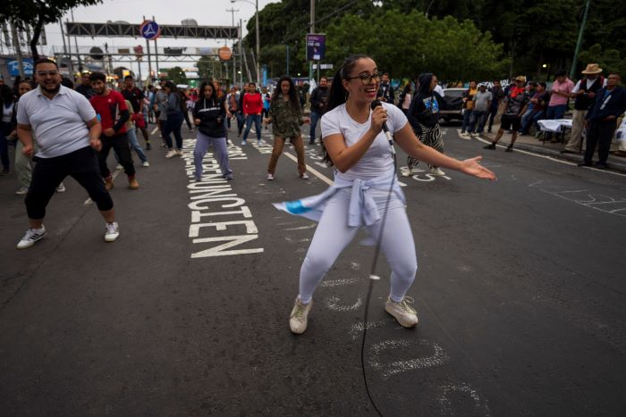 Los estudiantes toman lecciones de baile afuera de la Universidad Nacional como parte de una huelga nacional, en la Ciudad de Guatemala, el miércoles 11 de octubre de 2023.