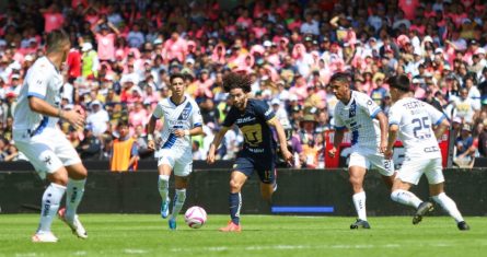 César "Chino" Huerta, de Pumas, desborda a jugadores de Monterrey, durante el encuentro disputado en el Estadio Olímpico Universitario.