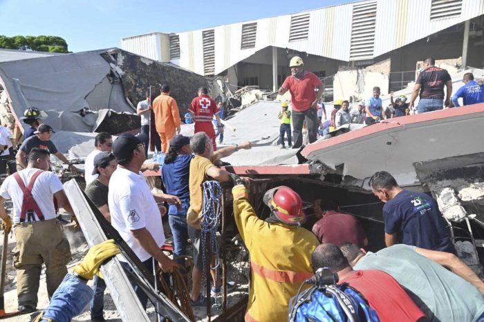 Rescatistas buscan a sobrevivientes entre los escombros de una iglesia cuyo techo se vino abajo durante una misa, el domingo 1 de octubre de 2023, en Ciudad Madero, México.