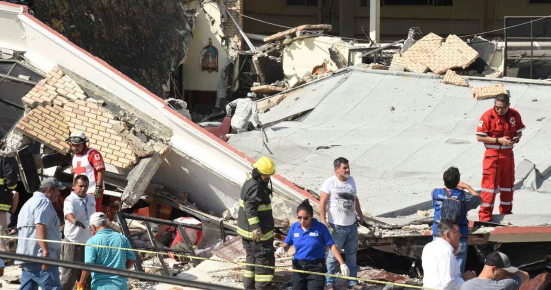 Rescatistas buscan a sobrevivientes luego de que el techo de una iglesia se vino abajo durante una misa, el domingo 1 de octubre de 2023, en Ciudad Madero, México.