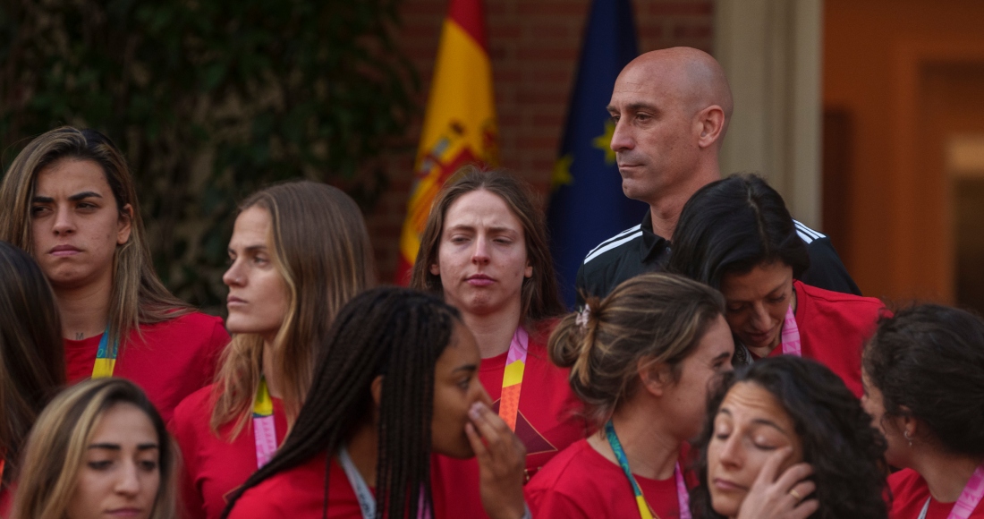 El expresidente de la Federación de España, Luis Rubiales, con las jugadoras de la Selección celebrando la victoria en la Copa Mundial en el Palacio de la Moncloa.