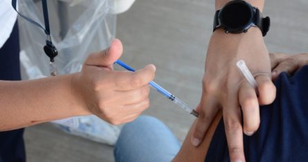 La Secretaría de Salud (SSa) inició el 16 de octubre la Campaña Nacional de Vacunación contra la influenza y la COVID-19 para la temporada invernal 2023-2024 en las unidades médicas del país.