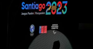 La sombra del Presidente chileno Gabriel Boric en una pantalla durante una ceremonia de los Juegos Panamericanos en Santiago, Chile, el sábado 30 de septiembre de 2023. Foto: Esteban Félix, AP