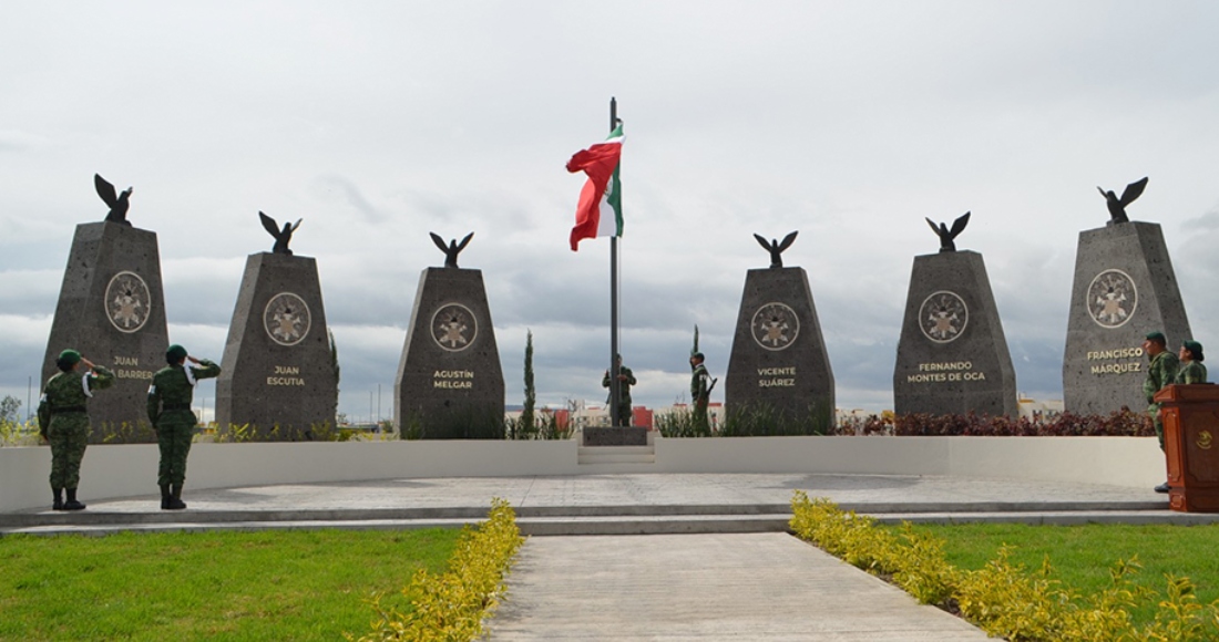 Personal del #EjércitoMexicano perteneciente a los diferentes mandos territoriales de #México llevó a cabo la inauguración del "Hemiciclo con motivo a los 200 Años del Heroico Colegio Militar". Foto: Twitter @SEDENA