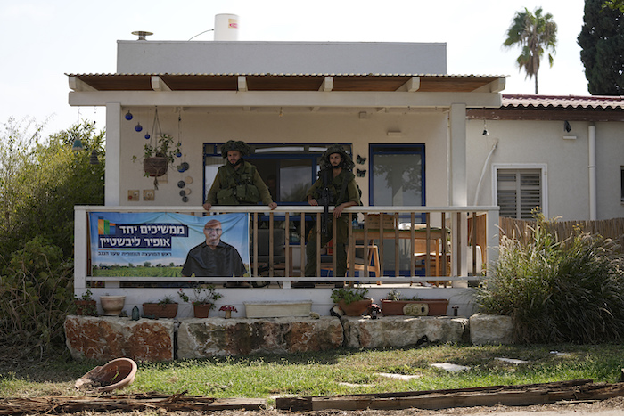 Soldados israelíes en el kibbutz de Kfar Azza, el 10 de octubre de 2023.