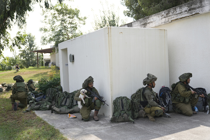 Soldados israelíes resguardan el martes 10 de octubre de 2023 el kibbutz Kfar Aza. Combatientes de Hamás incursionaron el sábado en Kfar Aza, donde mataron y secuestraron a muchos israelíes.