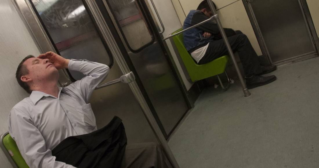 Una persona durmiendo en el metro de la Ciudad de México